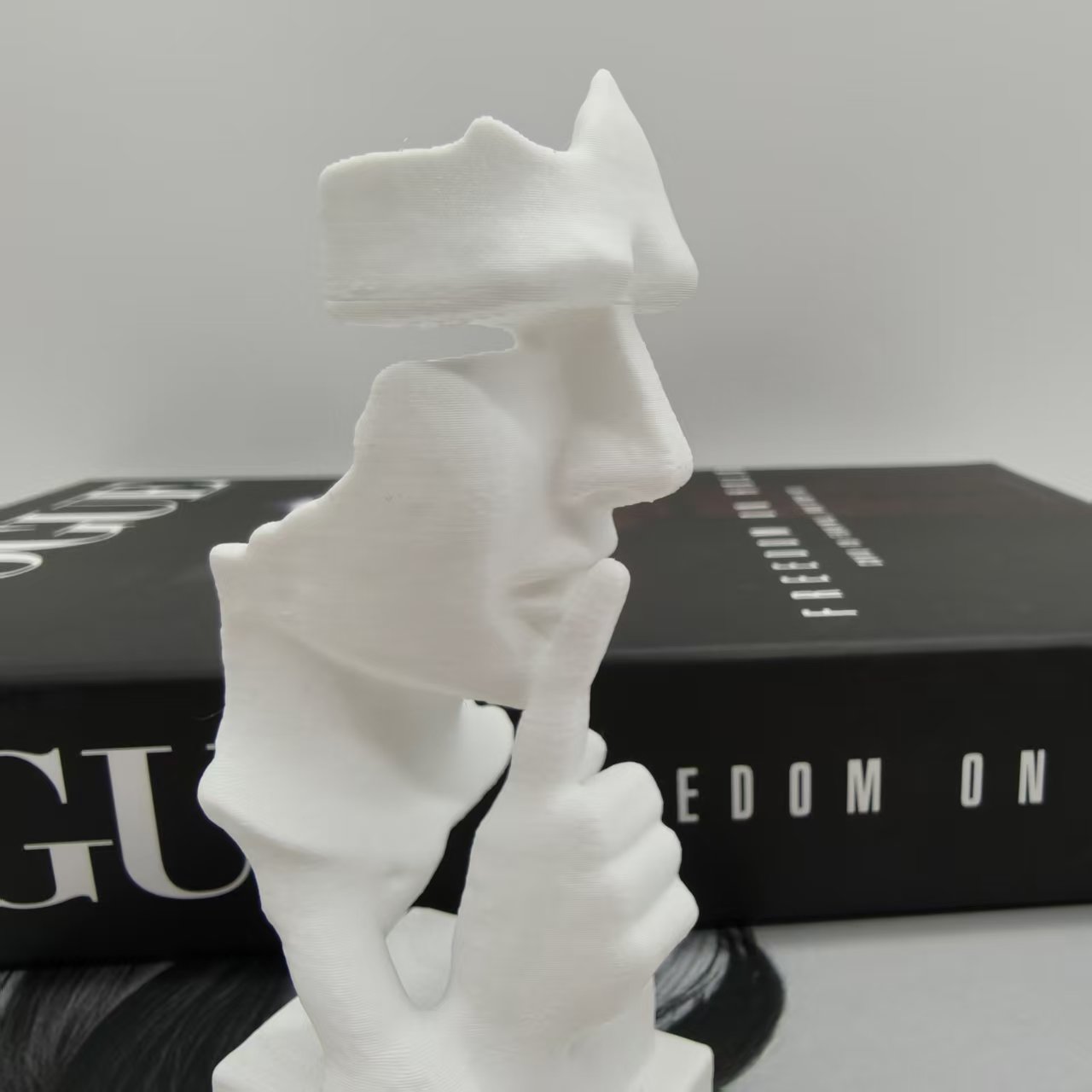 Desk Setup Design - Estatua del pensador, estatua de arte